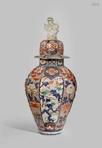 A LARGE JAPANESE IMARI OCTAGONAL VASE AND COVER
