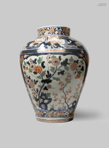 A LARGE JAPANESE IMARI BALUSTER VASE