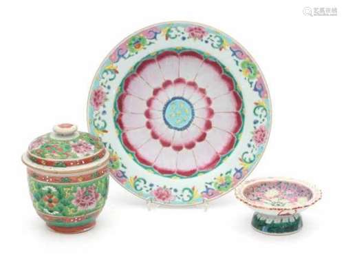 A Chinese famille rose plate, salt cellar and lidded jar, all decorated with flowers. 18/19th