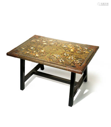 A RARE JAPANESE NAMBAN GOLD AND BLACK LACQUER TABLE