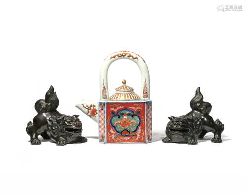 A JAPANESE IMARI TEAPOT AND COVER