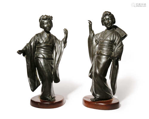 A PAIR OF JAPANESE BRONZE FIGURES OF BIJIN