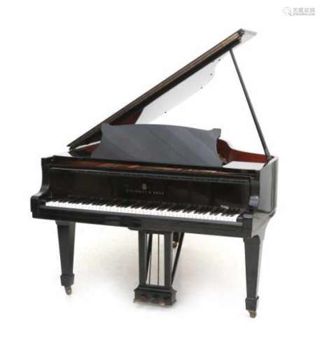 An ebony Steinway grand piano. Numbered: 423571. Year: 1971. With a bench.- - -29.00 % buyer's
