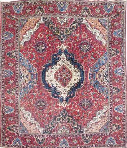 An oriental carpet, Heriz. 20th centuryDimensions 390 x 287 cm.- - -29.00 % buyer's premium on the