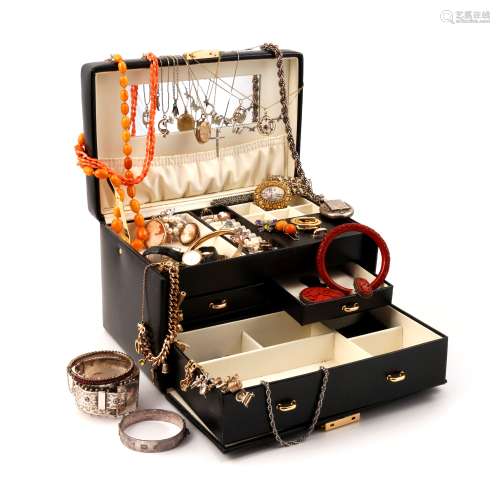 λ A black casket containing assorted jewellery