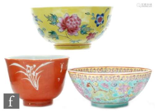 A collection of Chinese porcelain items, to include a famille rose egg-shell porcelain 'dragon'