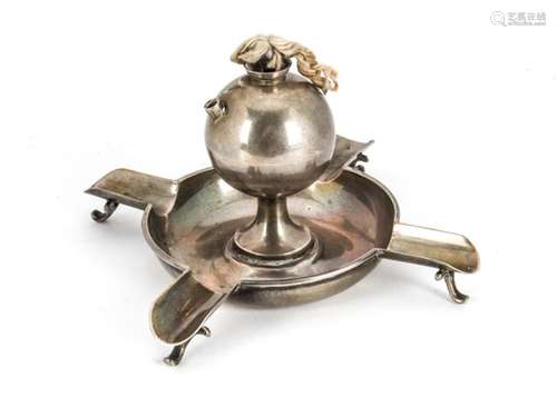 An Edwardian silver cigar holder table lighter from Goldsmiths & Silversmiths, circular with four