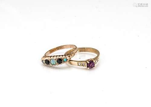 A sapphire and opal 9ct gold five stone ring, the circular cut sapphires set with three cabochon