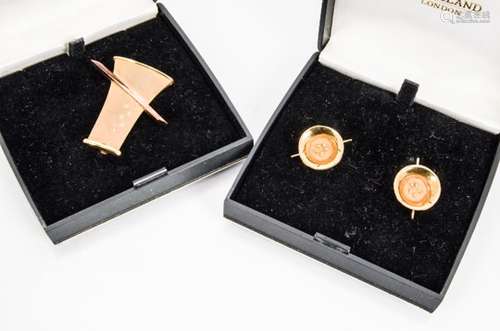 A Julie Crossland 9ct gold brooch and earring set, the bell shaped brooch in textured 9ct gold