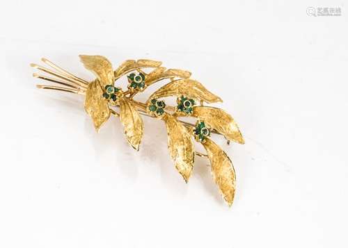 A continental 18ct gold leaf brooch, set with clusters of emeralds, 10g, 6.5cm x 2.8cm