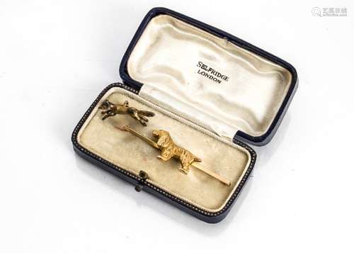 A 9ct gold dog themed bar brooch, with cocker spaniel to centre, 3g together with a small silver