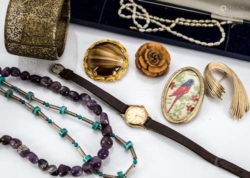 A quantity of costume jewellery, including glass bead necklace, tigers eye necklace, silver and