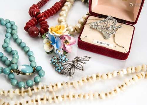 A quantity of costume jewellery, including a shell necklace, various simulated pearls, paste set