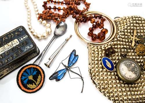 A quantity of jewellery, including and American Art Deco Whiting & Davis mesh gilt metal evening