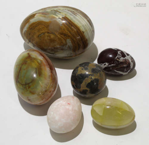 Extensive quantity of polished onyx eggs and other stone eggs, all of varying sizes