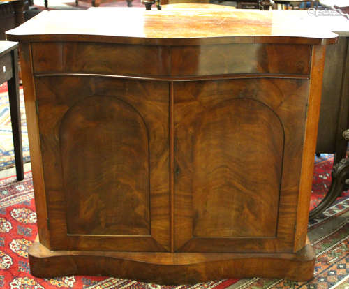 Victorian mahogany chiffonier base of serpentine form (back missing), 101cm wide