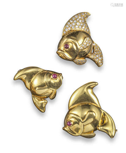 A set of three graduated gold fish brooches