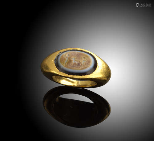 A Northern Empire banded agate intaglio mounted gold ring