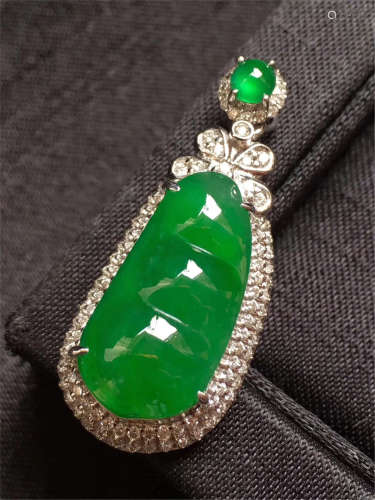 18K WHITE GOLD DIAMOND NATURAL JADEITE BEAN PENDANT