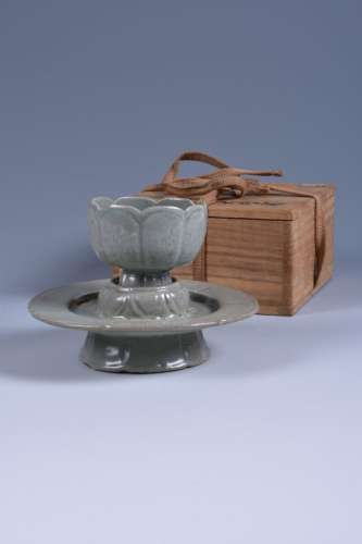 A Korean incised celadon 'Lotus' stem cup and stand