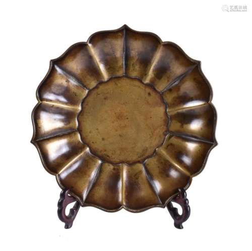 A fine Chinese bracket-lobed bronze dish