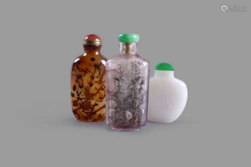 A Chinese agate snuff bottle and stopper