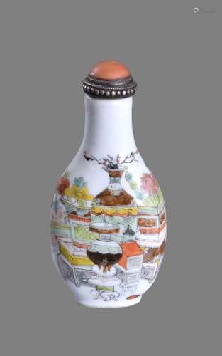 ϒ A Chinese famille rose 'Antiquities' snuff bottle