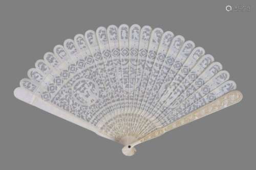 ϒ A Chinese ivory brisé fan