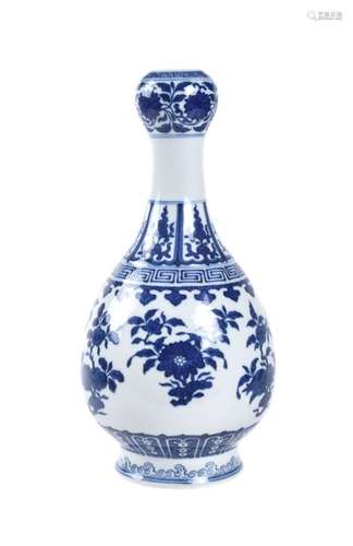 A Chinese blue and white garlic-head vase