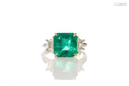 EMERALD AND DIAMOND RING