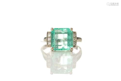 EMERALD AND DIAMOND RING