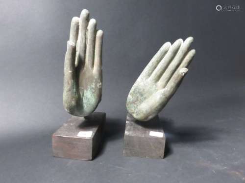 DEUX MAINS DE BOUDDHA, gauche et droite en bronze …