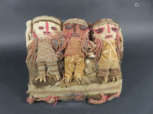 COUSSIN présentant trois poupées en tissu de coule…