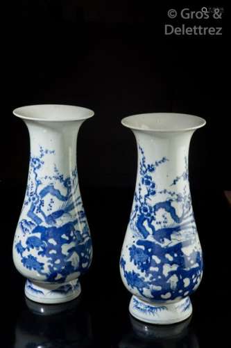 Paire de vases balustres en porcelaine d’Arita, à …