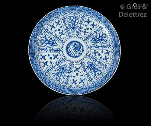 Grand plat en porcelaine blanc bleu à décor rayonn…