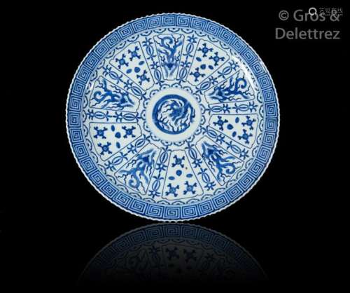 Grand plat en porcelaine blanc bleu à décor rayonn…