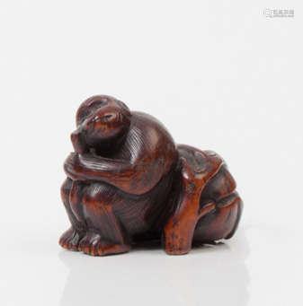 Netsuke en bois représentant un singe assis, pensi…