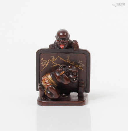 Netsuke okimono en bois rehaussé de laque or et ro…