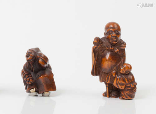 Deux netsuke en bois l’un représentant un homme po…