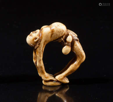Netsuke en ivoire représentant par contorsionniste…