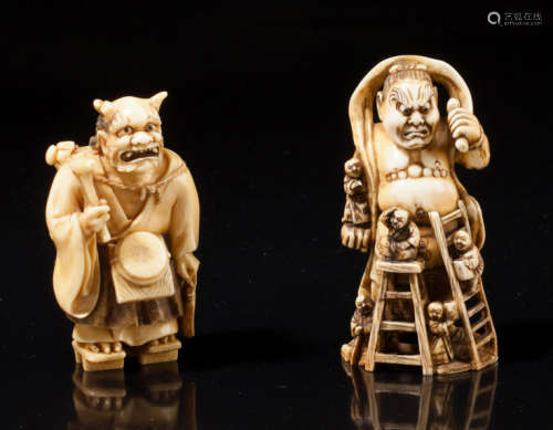 Deux okimono en ivoire, représentant des sculpteur…