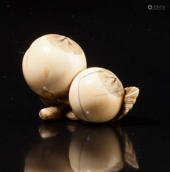 Netsuke en ivoire sculpté de deux kakis sur une ti…