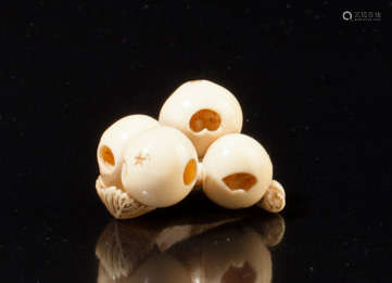 Netsuke en ivoire représentant une branche portant…