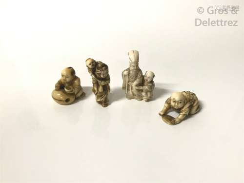 Ensemble de quatre netsuke en ivoire rehaussé repr…