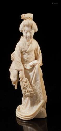 Okimono en ivoire, représentant une jeune femme de…