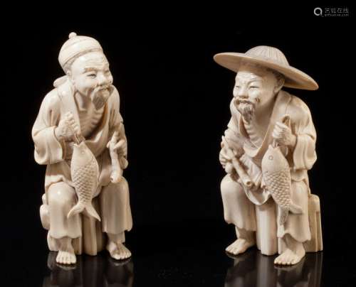 Deux statuettes en ivoire, représentant des pêcheu…