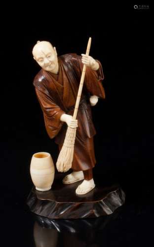 Okimono en bois et ivoire, représentant un balayeu…