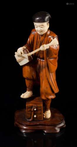 Okimono en bois et ivoire, représentant un joueur …