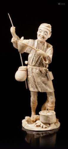 Okimono en ivoire, représentant un pêcheur tenant …