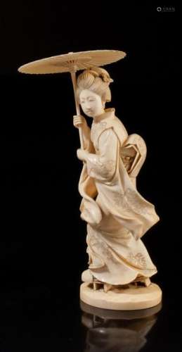 Okimono en ivoire, représentant une geisha à l’omb…